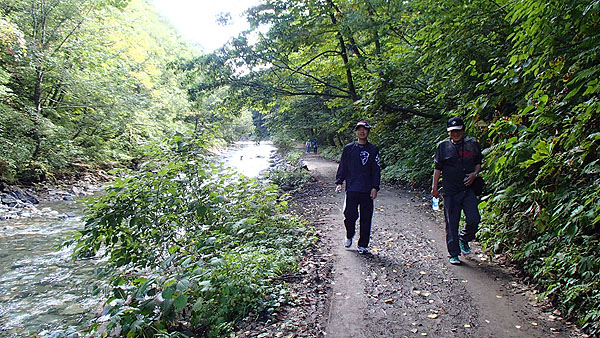 川沿いの遊歩道を散策中